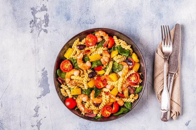 Salada de macarrão com camarão e vegetais