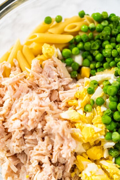 Salada de macarrão com frango