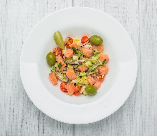 Salada de macarrão com salmão defumado, azeitonas, tomate cereja, pimenta rosa e manjericão fresco comida caseira imagem simbólica