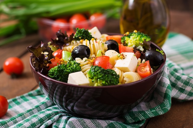 Salada de macarrão com tomate, brócolis, azeitonas pretas e feta de queijo