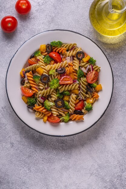 Salada de macarrão com tomate, brócolis, azeitonas pretas. Vista do topo