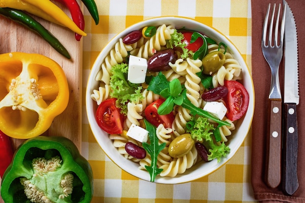 Salada de macarrão com tomate rugula pepino peppershot pimenta preta e azeitonas verdes