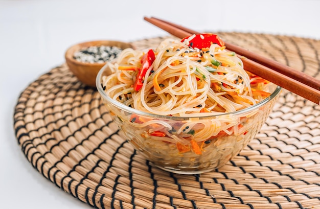 Salada de macarrão de vidro funchoza