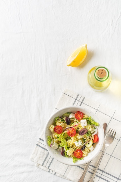 Salada de macarrão em prato com azeite