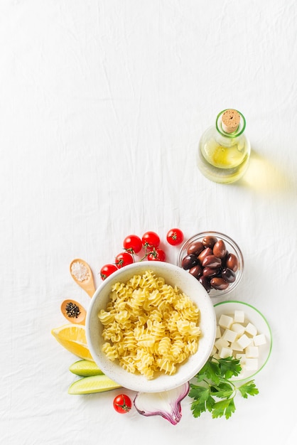 Salada de macarrão em um prato com ingredientes