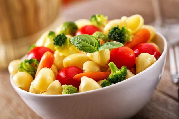 Salada de macarrão fresca e colorida