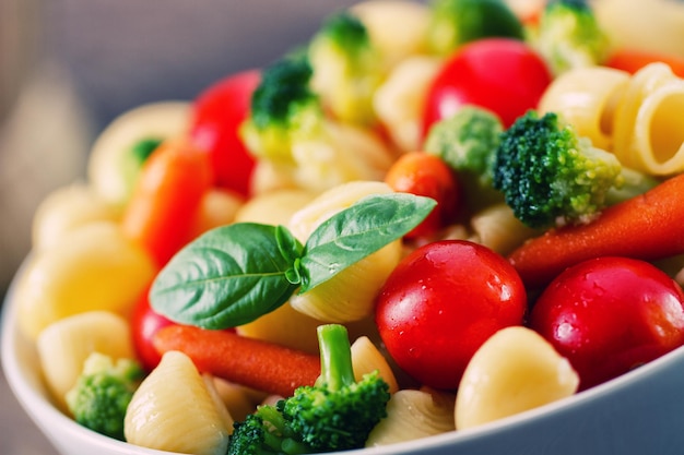 Salada de macarrão fresco