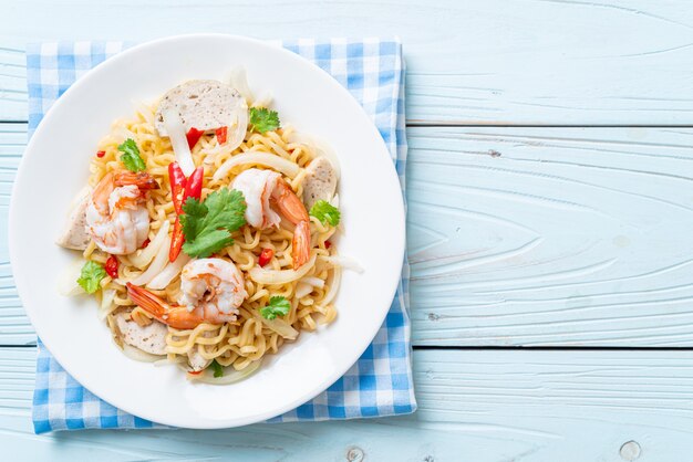 salada de macarrão instantâneo picante com camarão