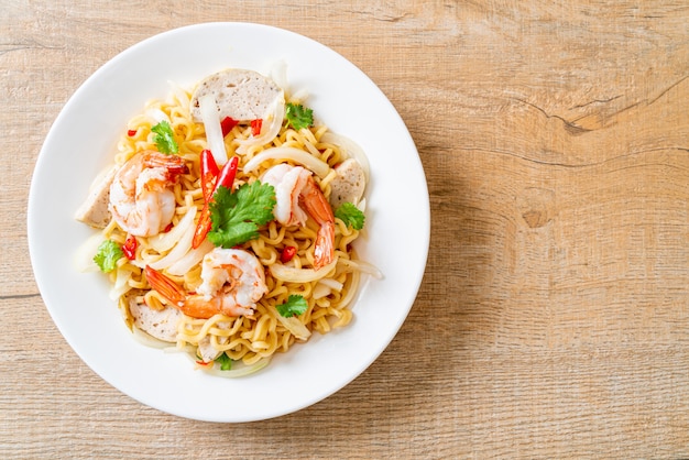 salada de macarrão instantâneo picante com camarão