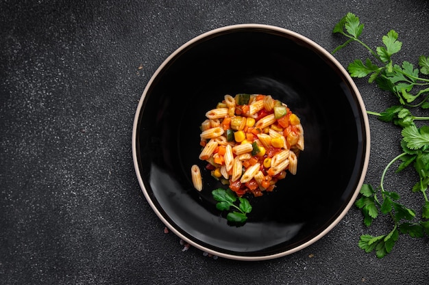 salada de macarrão tomate pepino milho legumes frescos penne macarrão refeição comida lanche na mesa