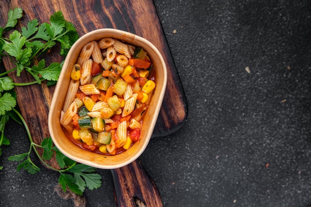 salada de macarrão tomate, pepino, milho, legumes refeição saudável comida lanche na mesa copie o espaço