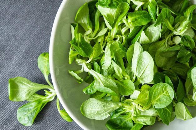 salada de mache folhas verdes feijão mung alface fresco saudável refeição comida lanche dieta na mesa