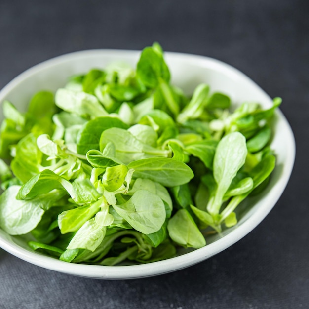 salada de mache milho verde folhas feijão mung alface fresco refeição saudável comida lanche dieta na mesa