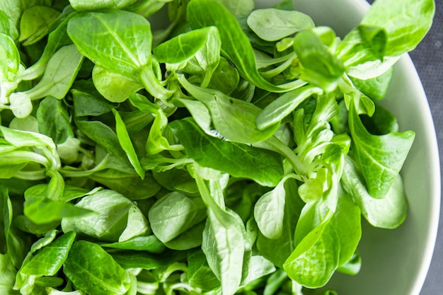 salada de mache milho verde folhas feijão mung alface fresco refeição saudável comida lanche dieta na mesa