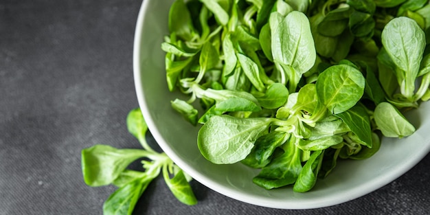 salada de mache milho verde folhas feijão mung alface fresco saudável refeição comida lanche dieta na mesa
