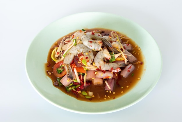 Salada de mamão de frutos do mar picante comida tradicional tailandesa em fundo branco