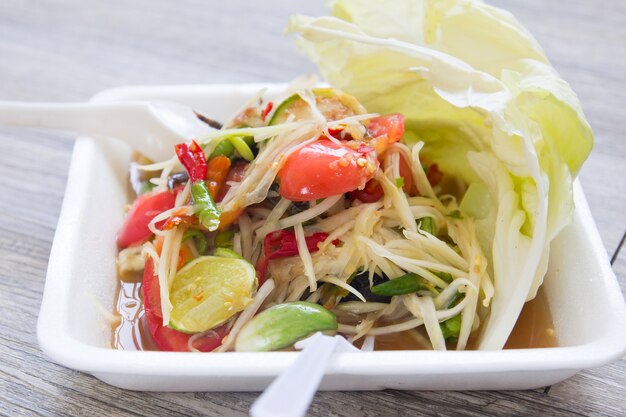 Salada de mamão, nome da comida tailandesa Som Tum