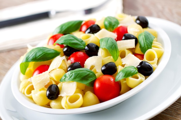 Salada de massa fresca com tomate e azeitonas pretas