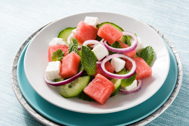 Salada de melancia com queijo feta, hortelã, cebola e pepino