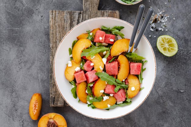 Salada de melancia e pêssego com feta salada de melancia e pêssego em cubos