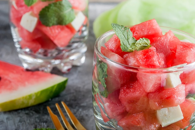 Salada de melancia e suluguni com hortelã