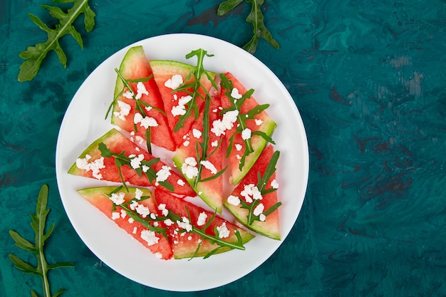 Salada de melancia verão fresco com queijo feta e rúcula