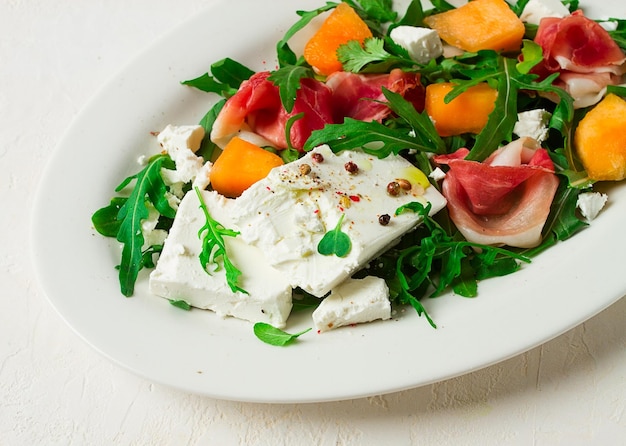 salada de melão com prosciutto rúcula e queijo salada de verão vegetariana caseira sem pessoas