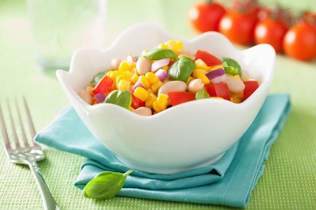 Salada de milho saudável com tomate cebola manjericão feijão branco