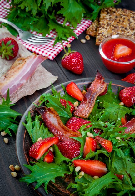 Salada de morango com rúcula, nozes e mel