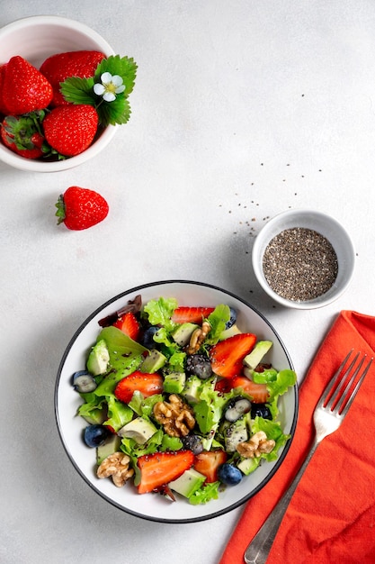 Salada de morango e mirtilo detox alimentação saudável comida de verão