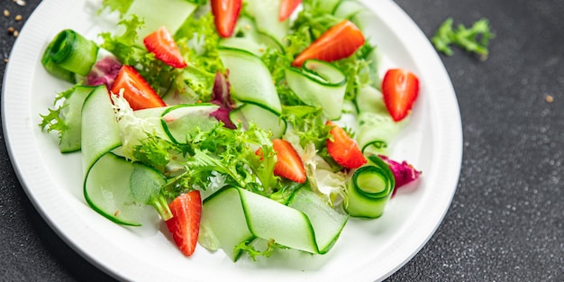 salada de morango pepino alface refeição saudável comida lanche na mesa cópia espaço fundo de comida