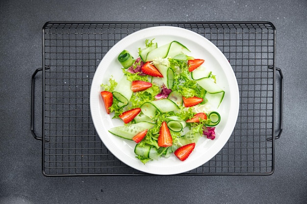 salada de morango pepino alface refeição saudável comida lanche na mesa cópia espaço fundo de comida