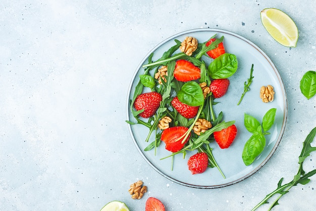 Salada de morango saudável de verão