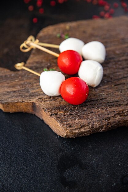 Salada de mussarela e tomate canapés caprese no espeto refeição lanche copiar espaço