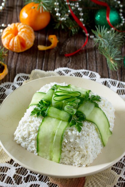 Salada de natal com carne, cogumelos e pepino