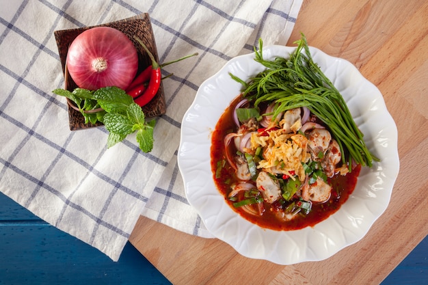 Salada de ostras picantes com legumes tailandeses