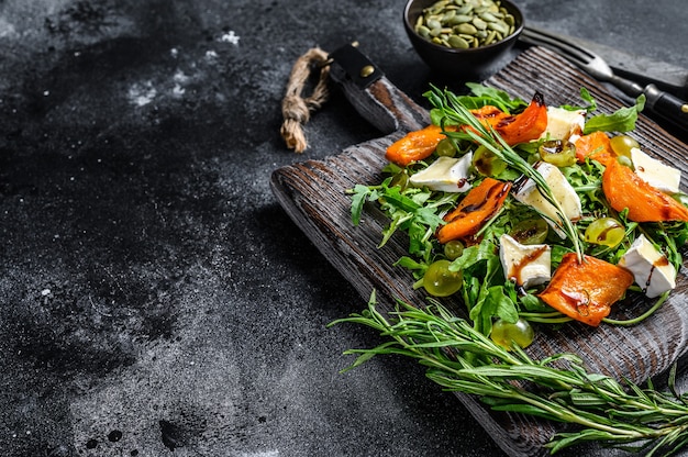 Salada de outono com abóbora assada e queijo brie