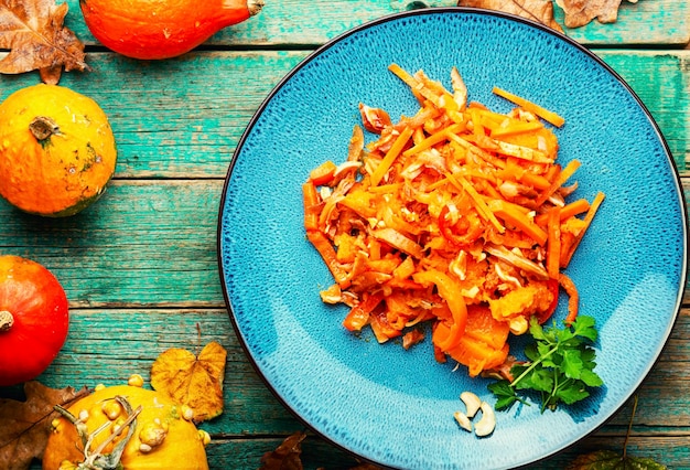 Salada de outono com orelhas de porco picantes e abóbora