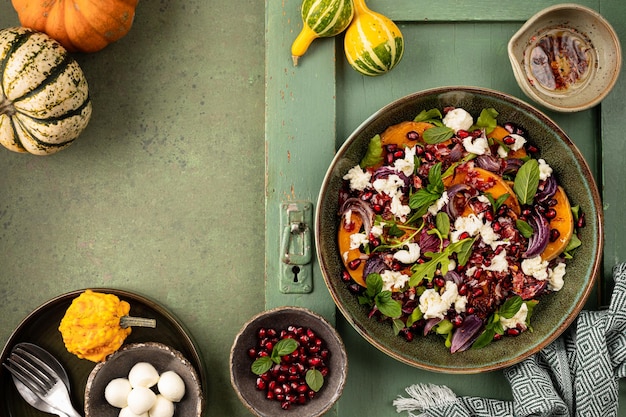 Salada de outono de chorizo de abóbora assada e mozzarella O conceito de alimentação saudável