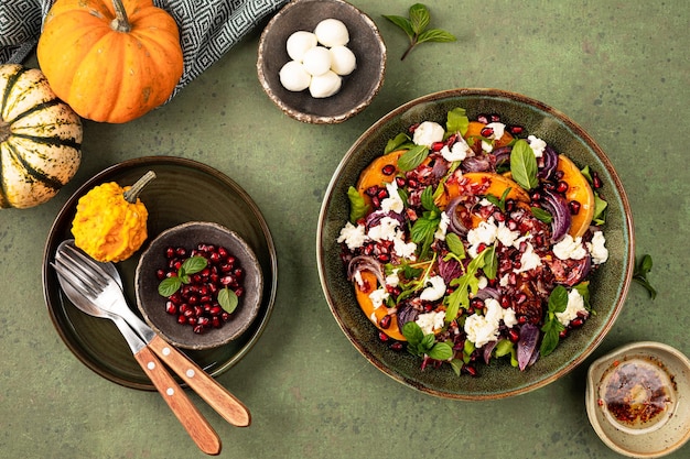 Salada de outono de chouriço de abóbora assada e mussarela O conceito de alimentação saudável O conceito de nutrição de outono