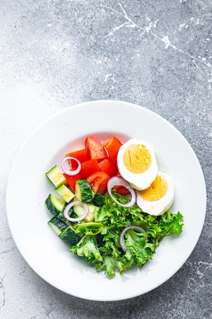 Salada de ovo de primavera legumes frescos pepino tomate alface refeição saudável comida lanche na mesa