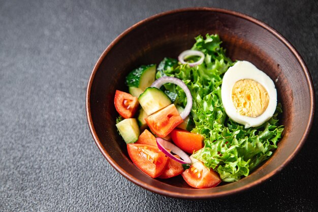 salada de ovo de primavera legumes frescos pepino tomate alface refeição saudável comida lanche na mesa