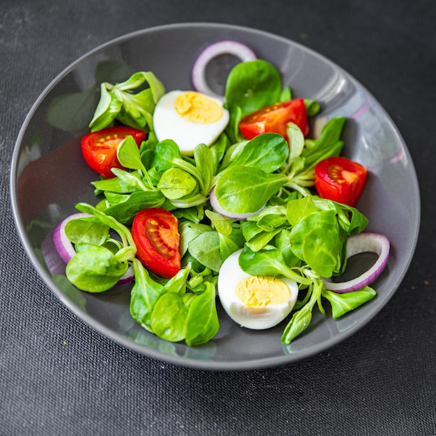 salada de ovo, legumes, tomate, cebola, folhas alface mix verde pétalas refeição saudável fresca comida lanche