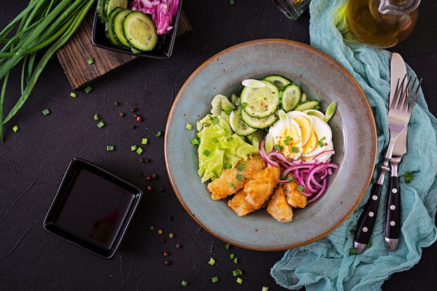 Salada de ovos, peixe frito e legumes frescos. cozinha asiática. vista do topo