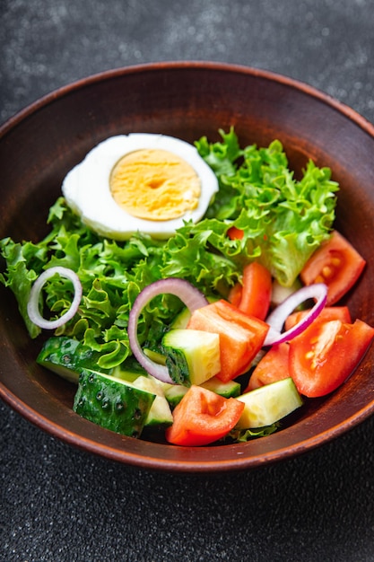 Salada de ovos vegetais pepino tomate alface vegetariana refeição saudável lanche dieta na mesa