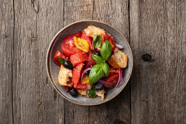 Salada de panzanella italiana