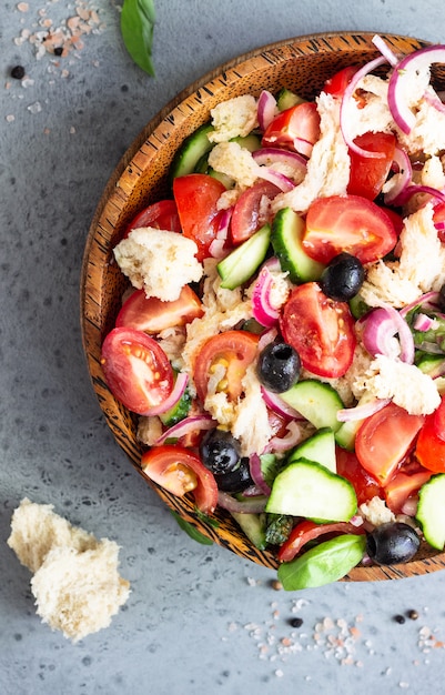 Salada de panzanella, tomate e manjericão