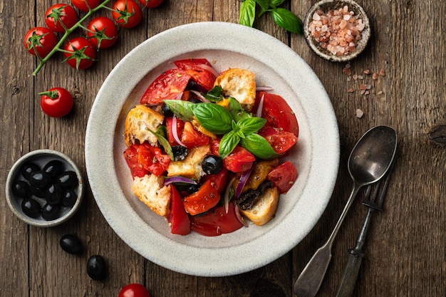 Salada de panzanella toscana com tomate e pão prato de cozinha italiana plana lay