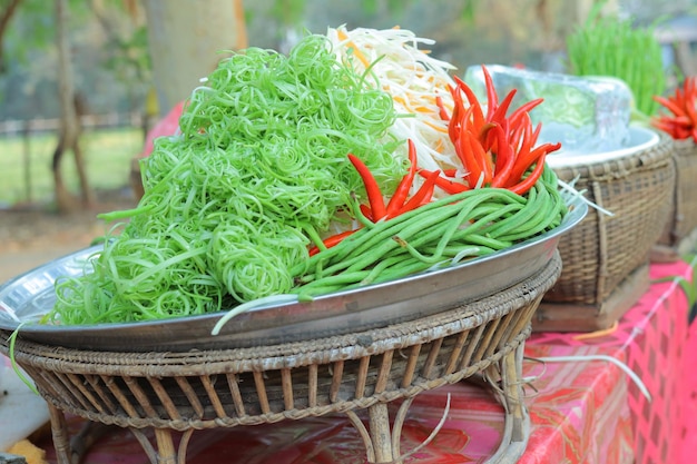 Salada de papaia cambojana na aldeia