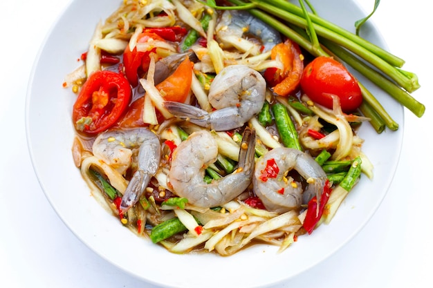 Salada de papaia com camarão na chapa branca